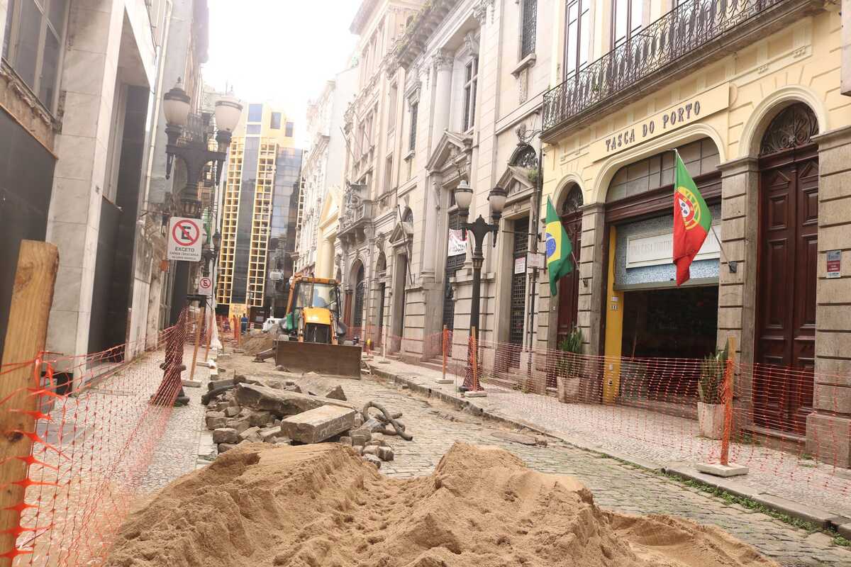 Avançam obras de reurbanização da Rua XV no Centro Histórico de Santos