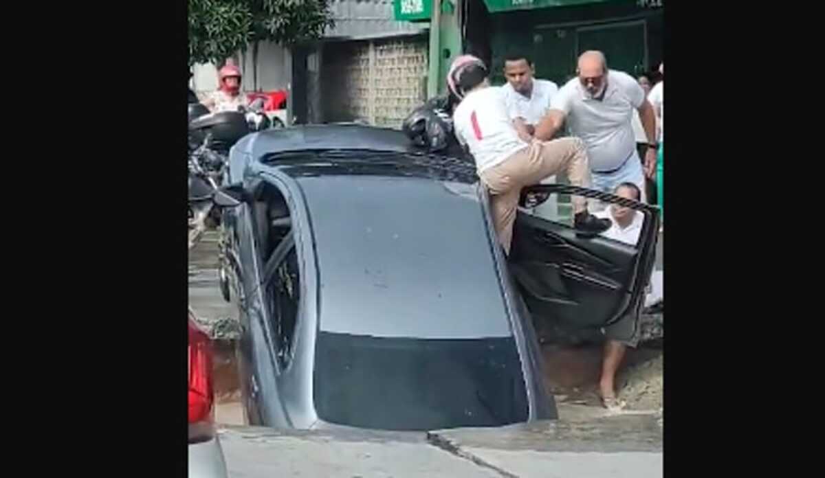 Carro é engolido por cratera em Avenida veja vídeo Diário do Litoral