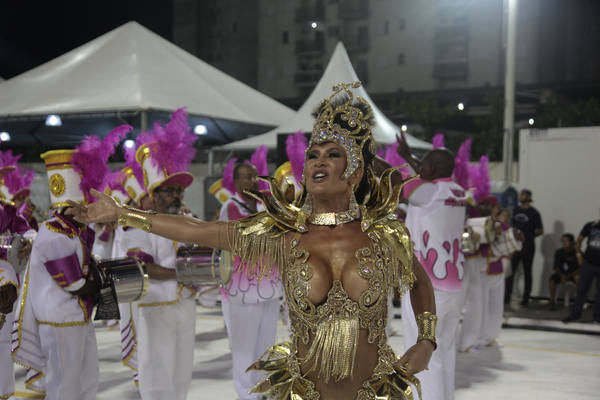 Os componentes contagiaram o público com o samba-enredo na ponta da língua, ao som da bateria, que teve como madrinha a musa Scheila Carvalho (Foto: Divulgação/PMS)