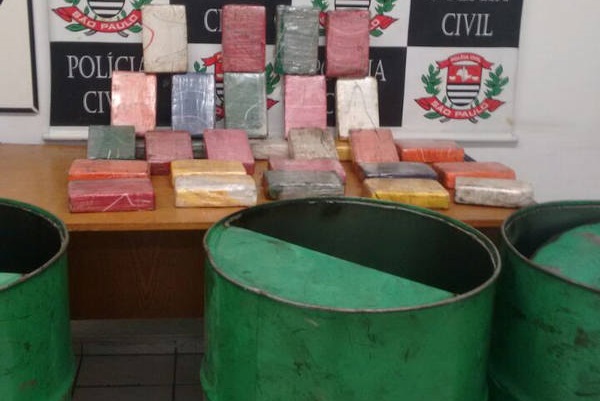 Em um galpão na Vila São Jorge, em Santos, policiais da Delegacia de Investigações sobre Entorpecentes (Dise) apreenderam mais de 30 quilos de cocaína (Foto: Divulgação/Polícia Civil)