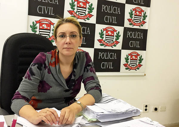 A delegada Fernanda dos Santos Sousa, titular da DDM, comandou a operação e frisa que as investigações vão prosseguir (Foto: Gilmar Alves Jr./DL)
