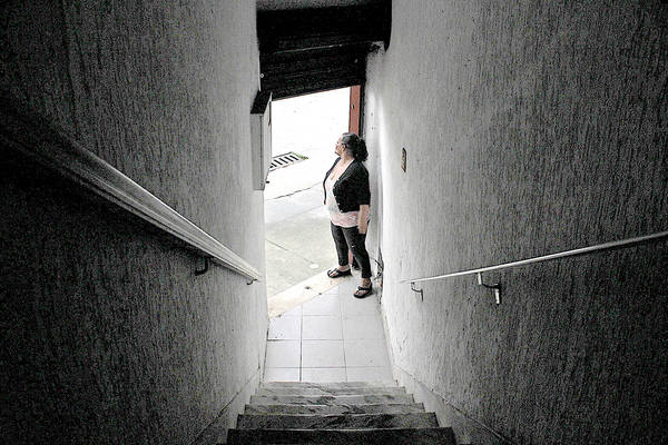 Renata iniciou na prostituição após se apaixonar por um homem casado que a cafetinou; foi trabalhar em uma casa na Rua General Câmara e ainda faz programas (Foto: Matheus Tagé/DL)