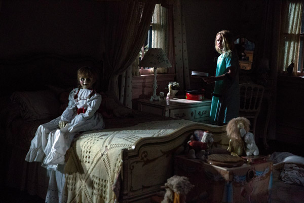 Em Annabelle 2 – A Criação do Mal, após a morte de sua filha, um fabricante de bonecas e sua esposa abrigam uma freira e meninas de um orfanato em sua casa (Divulgação)