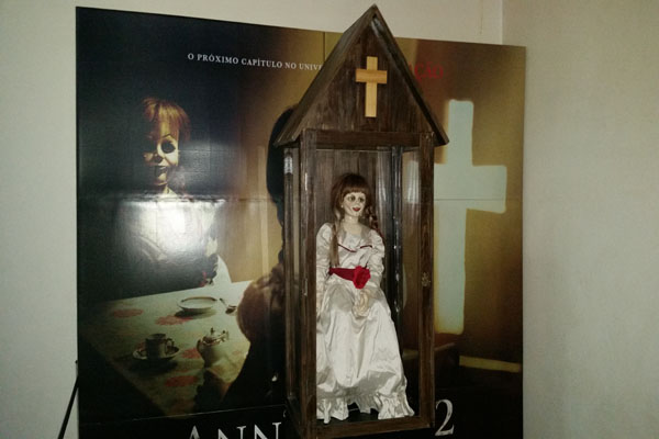 Boneca Annabelle em exposição no Roxy 5, em agosto (Foto: Bárbara Farias)