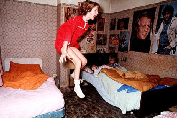 Foto famosa da suposta possessão de Janet Hodgson levitando em seu quarto (Foto: Divulgação/Graham Morris)