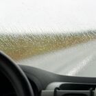 Aprenda truques simples para desembaçar os vidros do carro sem usar o ar-condicionado