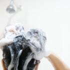 Lavar o cabelo com vinagre branco: veja por que é recomendado e para que serve