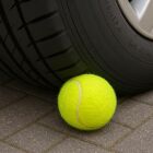 Por que você deve colocar uma bola de tênis no pneu ao lavar seu carro