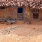 Vivendo em uma casa de argila com fog&atilde;o a lenha, idoso de 80 anos troca tecnologia por simplicidade