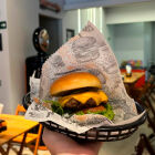 Hamburgueria dentro de concession&aacute;ria de luxo vira fen&ocirc;meno no hor&aacute;rio de almo&ccedil;o em Santos