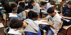 MEC admite não ter verba para o Enem, nem para livros didáticos e tampouco para cientistas