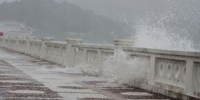 Ressaca pode ocasionar ondas de até 3,5 metros e ventos de 60 km/h na Baixada Santista