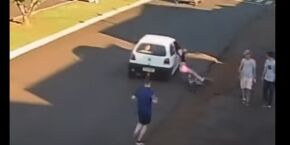 Vídeo: Mulher cai de bicicleta após homem dentro de carro passar a mão em suas nádegas