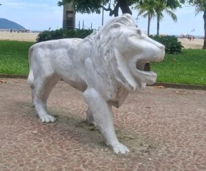 Esculturas na orla de bela cidade brasileira atraem turistas e carregam mistérios.
