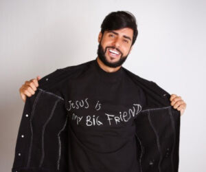 Influenciador transforma luto em missão de fé que emociona milhões.