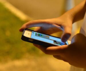 Celular travando e lento? Esse truque simples pode ajudar a resolver o problema.
