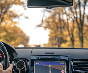 Jornal no painel ou para-brisa do carro: uma tática simples que ainda conquista muitos motoristas.