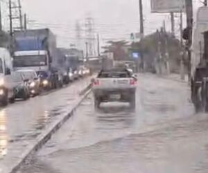VÍDEO: Temporal provoca alagamento em avenida na Zona Noroeste, em Santos.