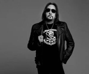 Morre Ace Frehley, guitarrista do KISS, aos 74 anos.