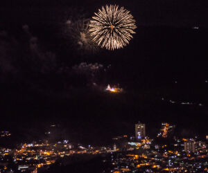 Cidade do interior de SP vira 'para&iacute;so natalino' com neve, fogos e atra&ccedil;&otilde;es pet.