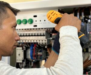 Jovem de 23 anos abandona faculdade, vira eletricista e cria empresa de sucesso .