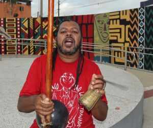 Mestre de capoeira da Baixada Santista lan&ccedil;a obra sobre ancestralidade e f&eacute;.
