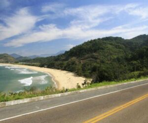 Queda de barreira interdita trecho da Rodovia Rio-Santos e causa 7 km de tr&acirc;nsito.