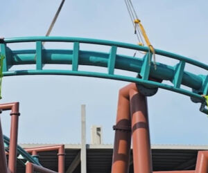 CEO da Cacau Show 'instala' &uacute;ltimo trilho de montanha-russa do Cacau Park e obras avan&ccedil;am.