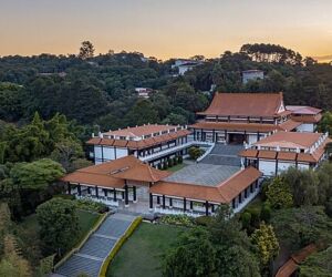 O maior templo budista da Am&eacute;rica Latina fica a 40 minutos de SP e parece cen&aacute;rio de filme oriental.