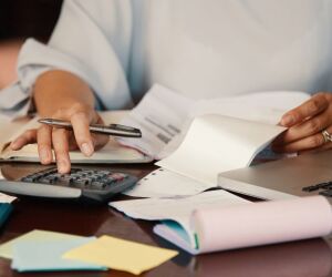 Quem recebe primeiro? Confira a lista de prioridades da restitui&ccedil;&atilde;o do IR em 2026.