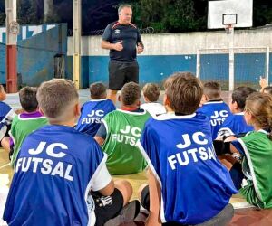 'Pai, n&oacute;s conseguimos': O legado de 'Careca' &eacute; honrado 25 anos depois em Guaruj&aacute;.