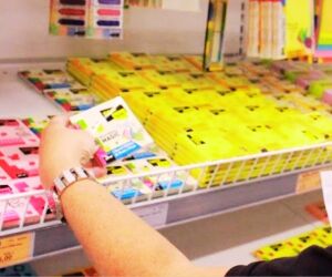 Alerta Procon: saiba como denunciar escolas que abusam na hora de pedir material escolar.