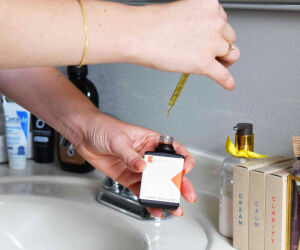 O erro mora ao lado: entenda por que voc&ecirc; nunca deve guardar rem&eacute;dios e perfumes no banheiro.