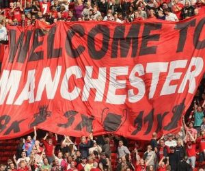 Em Manchester s&oacute; existe um time e a provoca&ccedil;&atilde;o que chocou o futebol ingl&ecirc;s revelou isso.