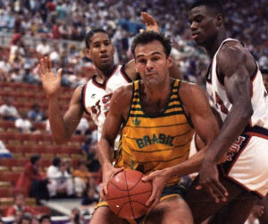 'M&atilde;o Santa': quem foi Oscar Schmidt, o maior jogador de basquete da hist&oacute;ria do Brasil.