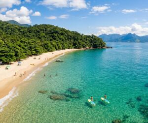 &Aacute;gua cristalina e zero polui&ccedil;&atilde;o: como chegar &agrave; praia de Ubatuba com o mar mais limpo da regi&atilde;o.