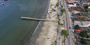 Praia mais polu&iacute;da do litoral recebe turistas mesmo sendo impr&oacute;pria quase o ano todo