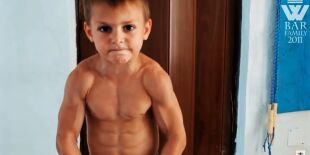 Aos 5 anos, ele era o menino mais forte do mundo, mas hoje segue outro caminho