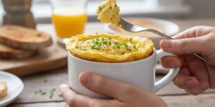 Não frite mais ovos na frigideira; uma xícara faz eles ficarem duas vezes mais saborosos