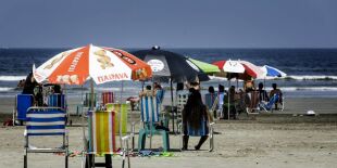 Ambulantes do litoral de SP reclamam de coolers e proibição de consumação mínima 