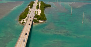 Rodovia flutuante te leva a atravessar o oceano de carro com uma vista deslumbrante