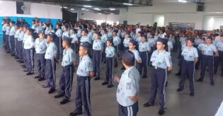 Estado fecha contrato milion&aacute;rio para uniformes de escolas do programa c&iacute;vico-militar