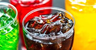 De c&acirc;ncer a problemas card&iacute;acos: o que a sa&uacute;de indica sobre quem toma refrigerante sempre