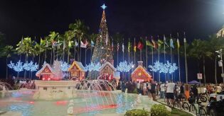 Vilinha de Natal ilumina a orla do Gonzaga com estreia nesta quarta; veja fotos