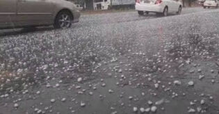 Severo sistema de tempestades sai da Argentina rumo ao Brasil; carros e telhados foram destru&iacute;dos