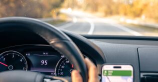 Motoristas na mira: PL exige que aplicativos de GPS avisem sobre &aacute;reas de mil&iacute;cia e tr&aacute;fico