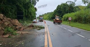 Urgente: Deslizamento de terra bloqueia a Rodovia Padre Manoel da N&oacute;brega