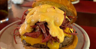 Restaurante promove noite especial para amantes de pastrami artesanal em Santos