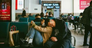 Estresse atinge 91% da Gera&ccedil;&atilde;o Z: Saiba como as redes sociais e a produtividade aceleram o burnout