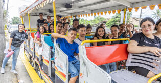 City tour pedag&oacute;gico leva alunos da rede municipal a conhecer pontos hist&oacute;ricos de Itanha&eacute;m